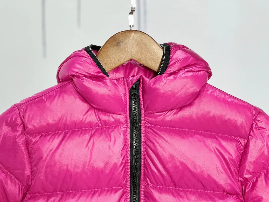 P640 CANADA GOOSE Canada Goose Crofton Children's Down Hoodie Big Goose Down Jacket 5460K Product Features ·This style uses thin channel-filled structural filling: 750-fill duck down, with lightweight fabrics and trims, lightweight and warm, allowing you to move freely ·Decorated with iconic double-stripe reflective details on the back ·Adjustable down hood sewn with reflective trim to enhance warmth and better protect against bad weather ·A weatherproof placket is designed under the two-way zipper to prevent wind and keep warm. The zipper opens from the bottom for increased range of motion and improved breathability. Power Stretch® reflective cuffs are stylish and lightweight, adding wind protection and warmth and making you more visible in low-light environments. Goose I.D. heritage label on the inside. 2 exterior pockets: Hand pockets with zipper closure and tricot fabric at the joints for softness and warmth.